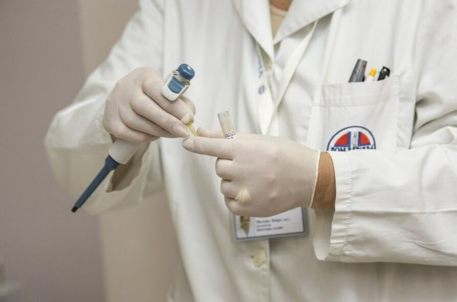 Doctor diagnosticând papilomavirus uman
